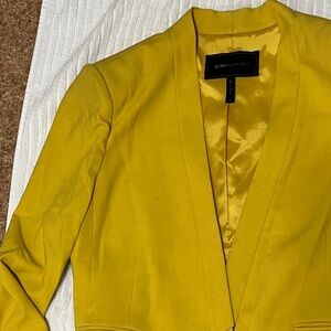 Semi cropped structure yellow blazer